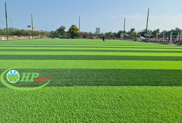 Thi công trãi cỏ nhân tạo hoàn thiện bề mặt sân sân bóng cỏ nhân tạo