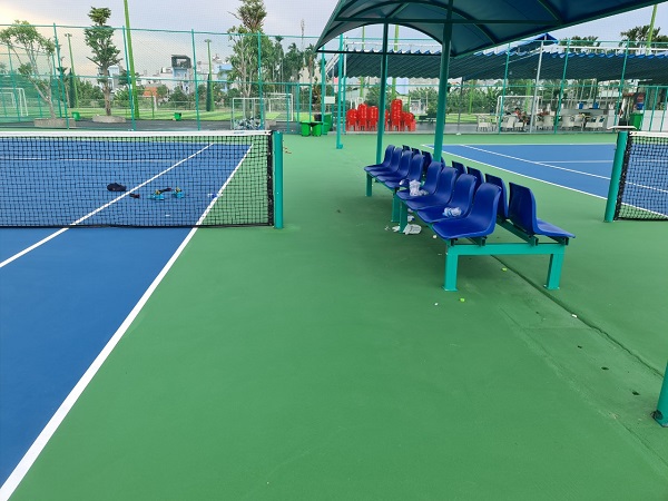 ghế ngồi chờ mái vòm sân tennis